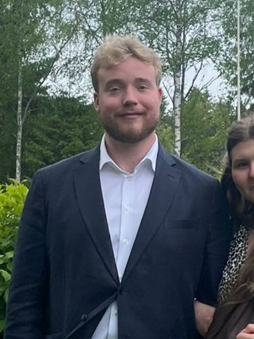 Mafyn avulla lääkikseen päässyt Veikko hymyilee puku päällä