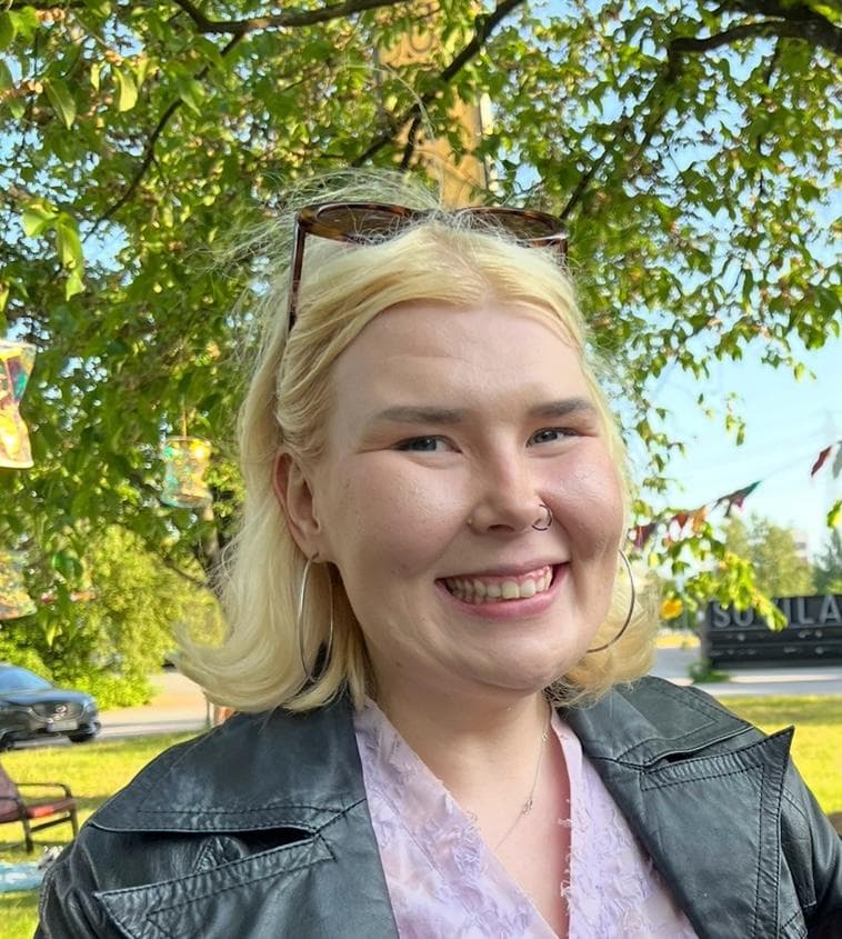Mafyn avulla lääkikseen päässyt Johanna hymyilee